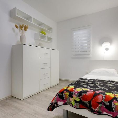 Apartman Laura Krk Town Esterno foto